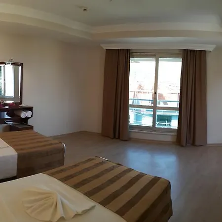 Apart-hotel Midi̇ Family Sui̇Tes 3*