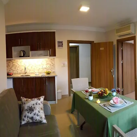 Aparthotel Midi̇ Family Sui̇tes 3*