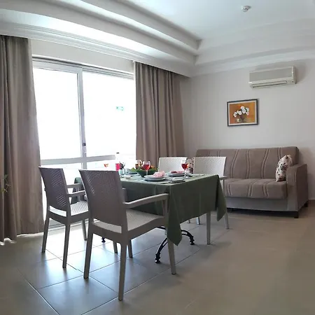 Lejlighedshotel Midi̇ Family Sui̇Tes