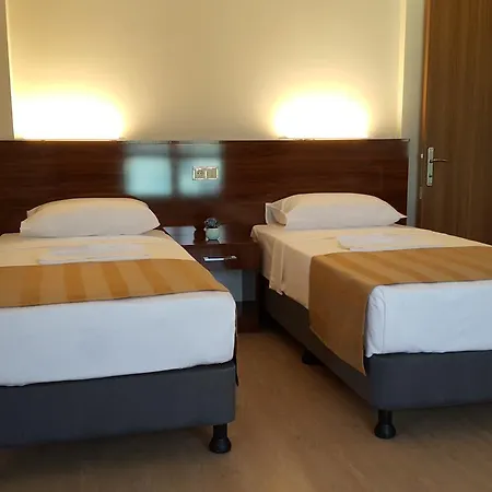 Lejlighedshotel Midi̇ Family Sui̇Tes 3*
