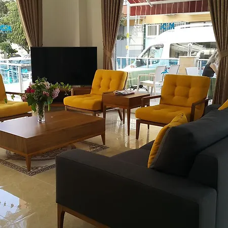 Midi̇ Family Sui̇Tes Lejlighedshotel